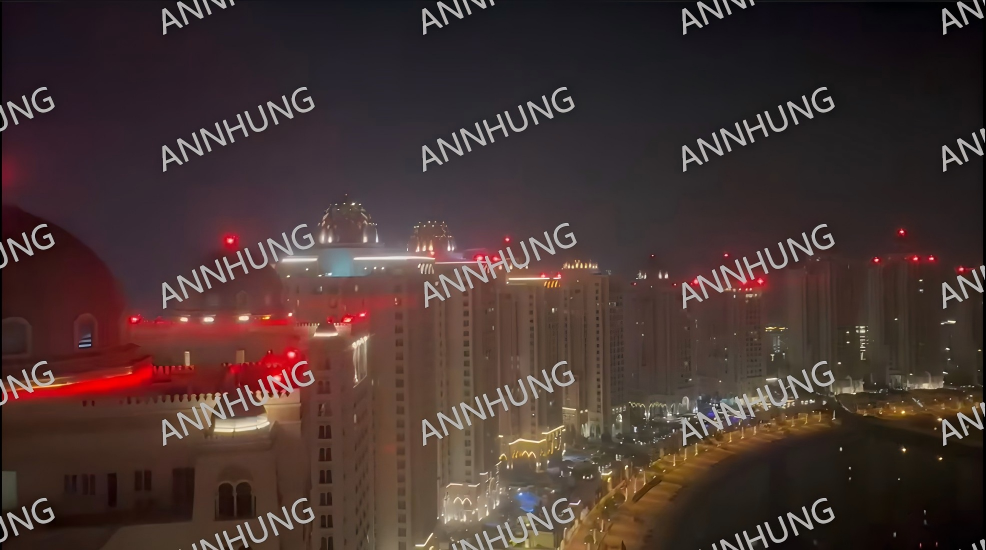 Aktueller Firmenfall über Qatar Medium-Intensity Aviation Obstruction Light Installation: AH-MI-B2(L) LED Case Study