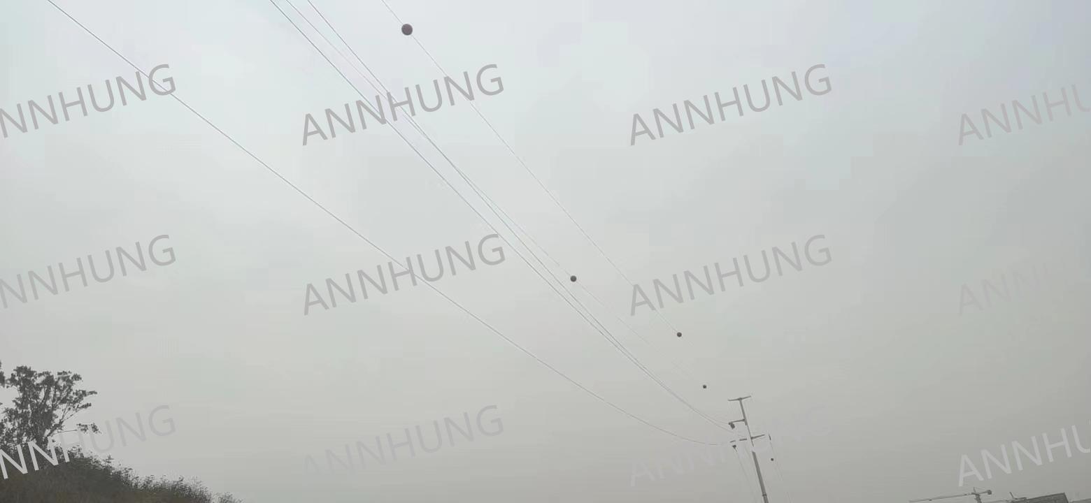 Aktueller Firmenfall über Aircraft Warning Sphere Installation Case: AH-AWS 600 mm Fiberglass Markers on High-Voltage Transmission Lines
